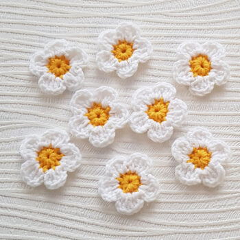 8st virkade blommor, ca 3,5cm