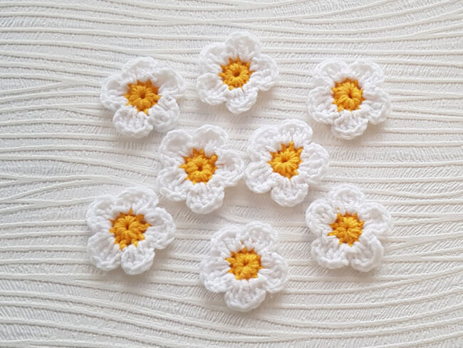 8st virkade blommor, ca 3,5cm