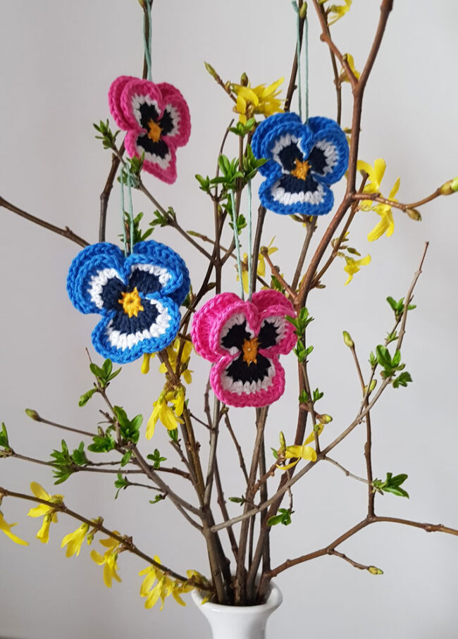 4st virkade penséer / violer  till påskriset, påskpynt, blommor