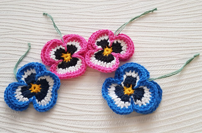 4st virkade penséer / violer  till påskriset, påskpynt, blommor - Bild 2