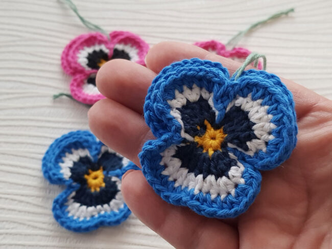 4st virkade penséer / violer  till påskriset, påskpynt, blommor - Bild 3