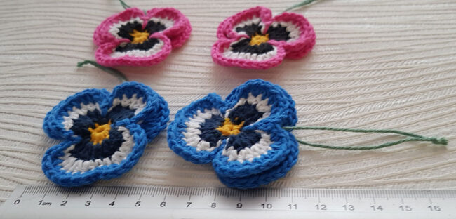 4st virkade penséer / violer  till påskriset, påskpynt, blommor - Bild 4