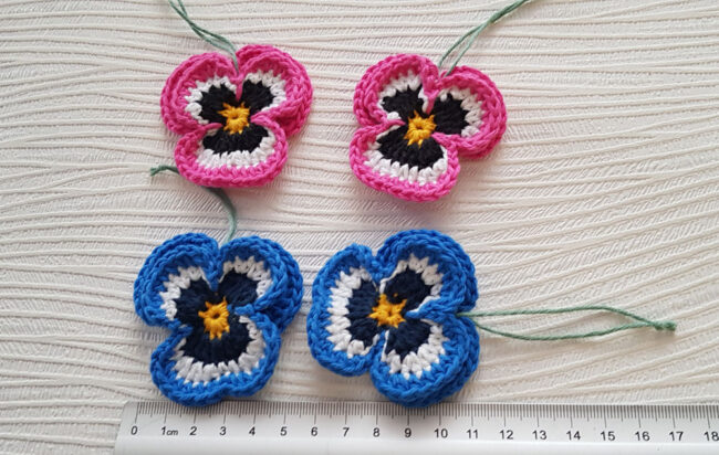 4st virkade penséer / violer  till påskriset, påskpynt, blommor - Bild 5