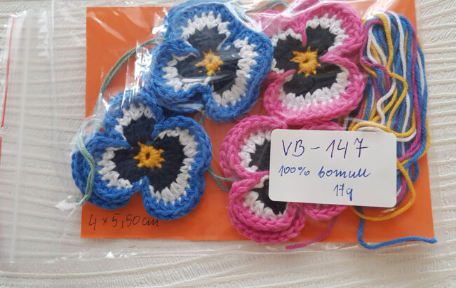 4st virkade penséer / violer  till påskriset, påskpynt, blommor - Bild 6