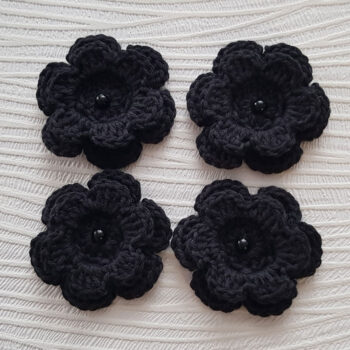 4 st virkade blommor med pärla, ca 5,5cm