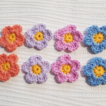 8st virkade blommor, ca 3,5 cm