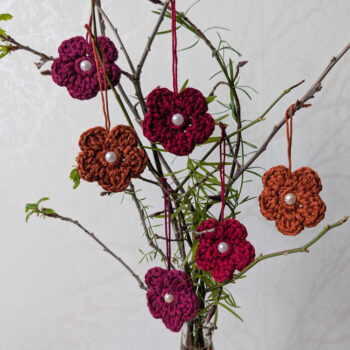 6st virkade blommor till påskriset, påskpynt