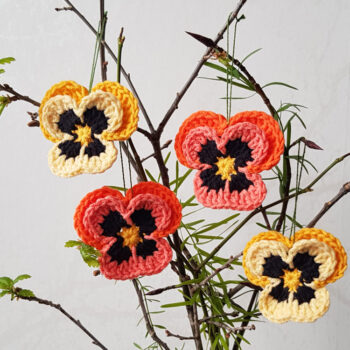 4st virkade penséer / violer till påskriset, påskpynt, blommor