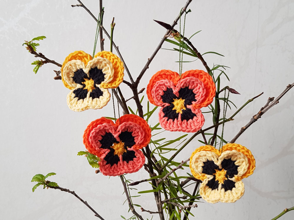 4st virkade penséer / violer till påskriset, påskpynt, blommor