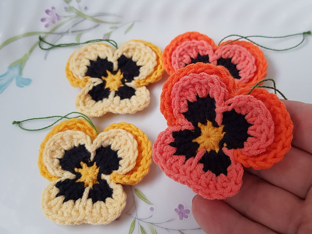 4st virkade penséer / violer till påskriset, påskpynt, blommor - Bild 2