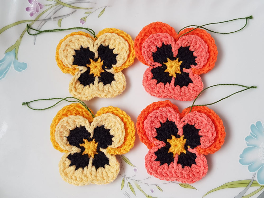 4st virkade penséer / violer till påskriset, påskpynt, blommor - Bild 3