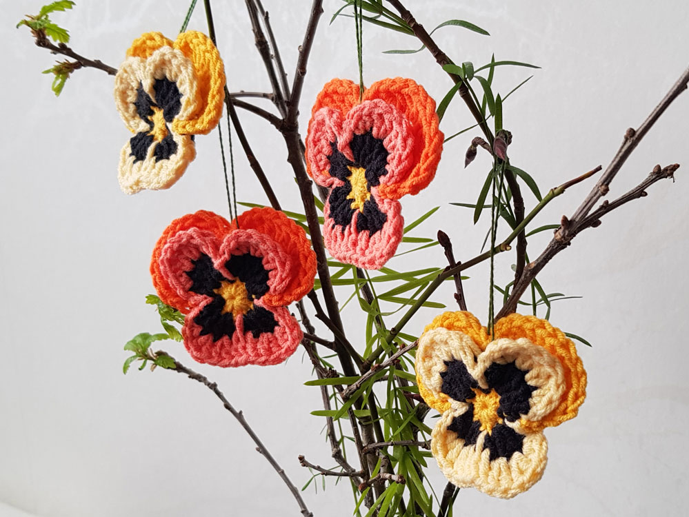 4st virkade penséer / violer till påskriset, påskpynt, blommor - Bild 7