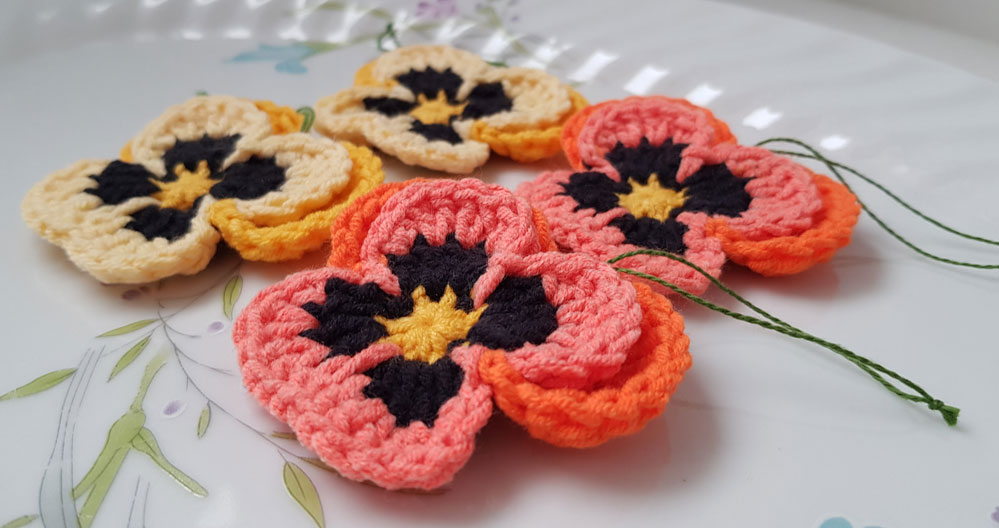 4st virkade penséer / violer till påskriset, påskpynt, blommor - Bild 5