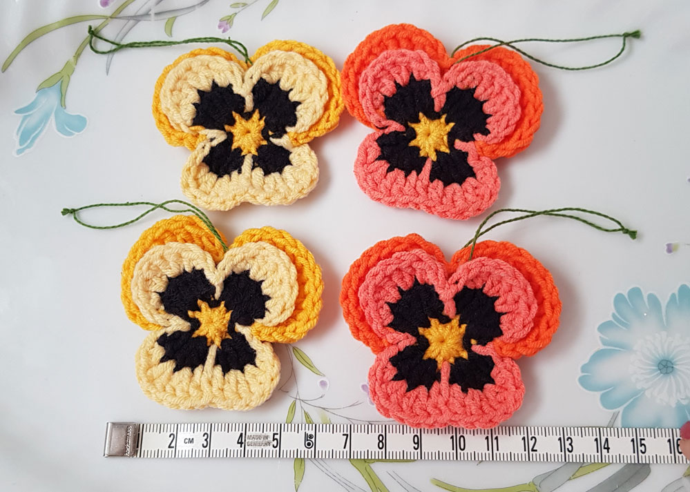 4st virkade penséer / violer till påskriset, påskpynt, blommor - Bild 6