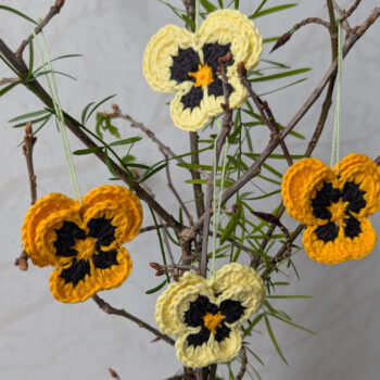 4st virkade penséer / violer  till påskriset, påskpynt, blommor