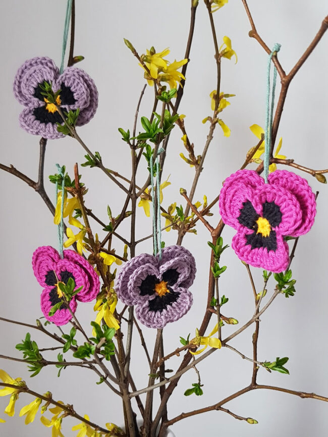 4st virkade penséer / violer  till påskriset, påskpynt, blommor