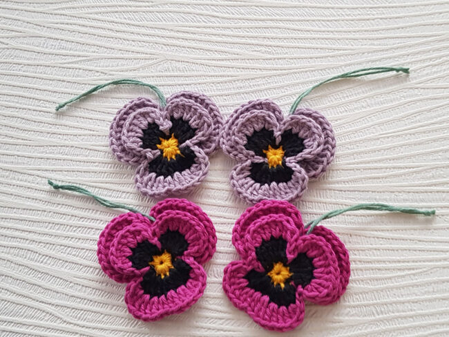 4st virkade penséer / violer  till påskriset, påskpynt, blommor - Bild 3