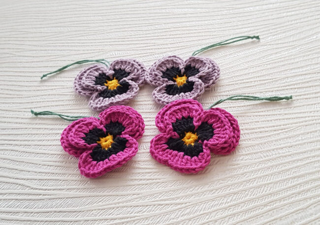 4st virkade penséer / violer  till påskriset, påskpynt, blommor - Bild 4