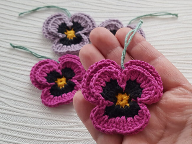 4st virkade penséer / violer  till påskriset, påskpynt, blommor - Bild 2