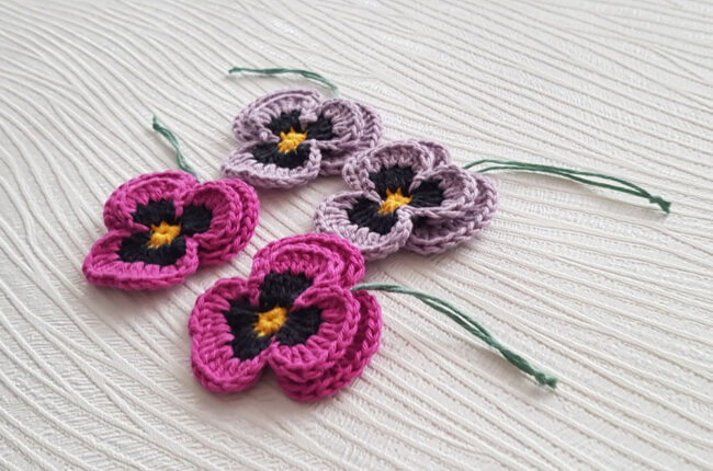 4st virkade penséer / violer  till påskriset, påskpynt, blommor - Bild 5