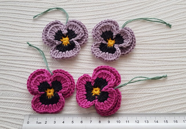 4st virkade penséer / violer  till påskriset, påskpynt, blommor - Bild 6