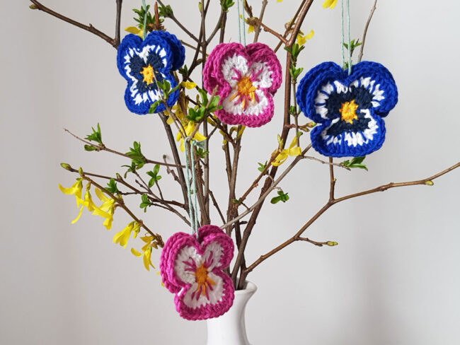 4st virkade penséer / violer  till påskriset, påskpynt, blommor