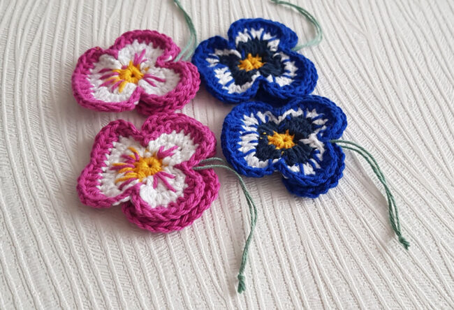 4st virkade penséer / violer  till påskriset, påskpynt, blommor - Bild 4