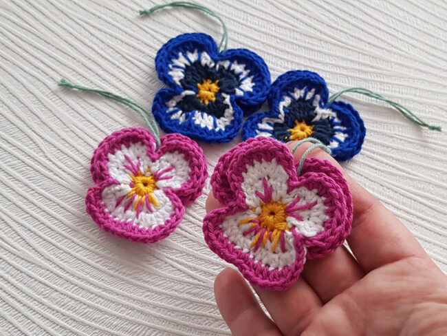 4st virkade penséer / violer  till påskriset, påskpynt, blommor - Bild 2