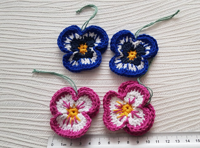 4st virkade penséer / violer  till påskriset, påskpynt, blommor - Bild 3