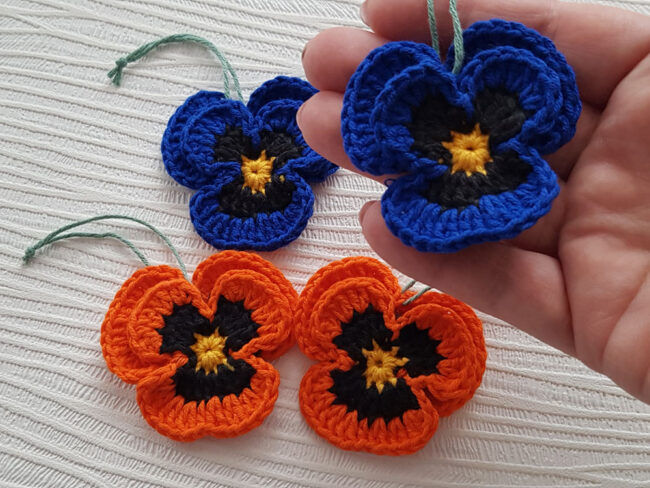4st virkade penséer / violer  till påskriset, påskpynt, blommor - Bild 2