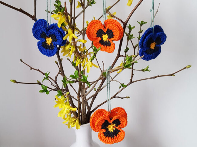 4st virkade penséer / violer  till påskriset, påskpynt, blommor - Bild 7