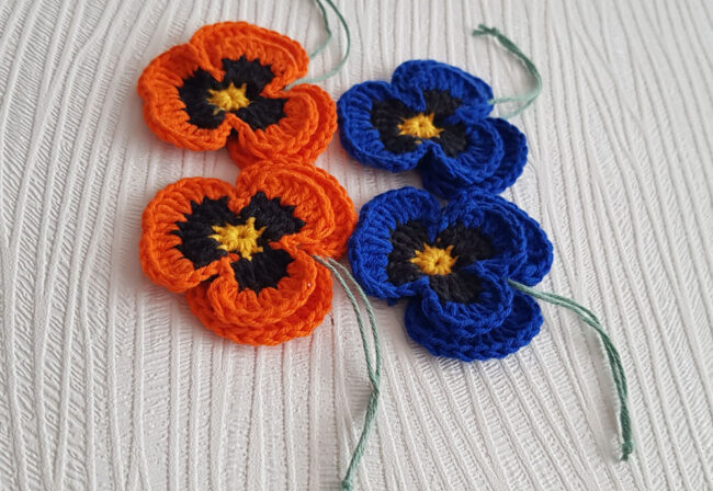 4st virkade penséer / violer  till påskriset, påskpynt, blommor - Bild 4
