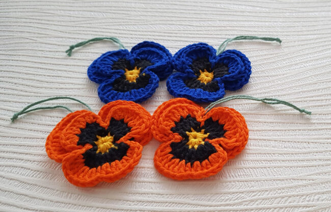 4st virkade penséer / violer  till påskriset, påskpynt, blommor - Bild 3