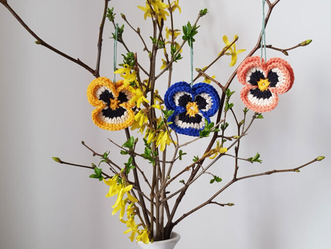 3st virkade penséer / violer  till påskriset, påskpynt, blommor