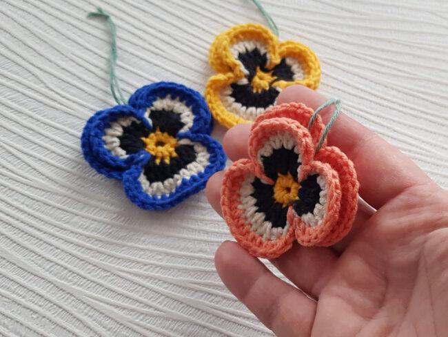 3st virkade penséer / violer  till påskriset, påskpynt, blommor - Bild 2