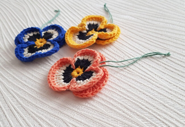 3st virkade penséer / violer  till påskriset, påskpynt, blommor - Bild 4