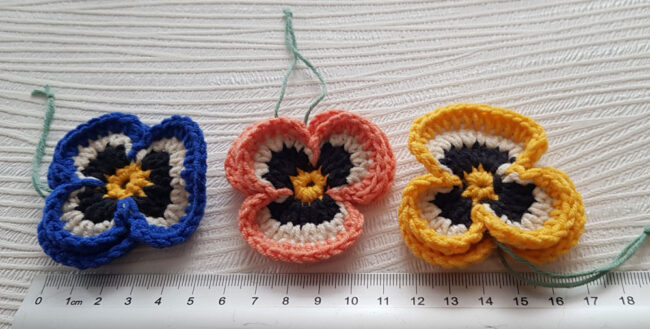 3st virkade penséer / violer  till påskriset, påskpynt, blommor - Bild 5