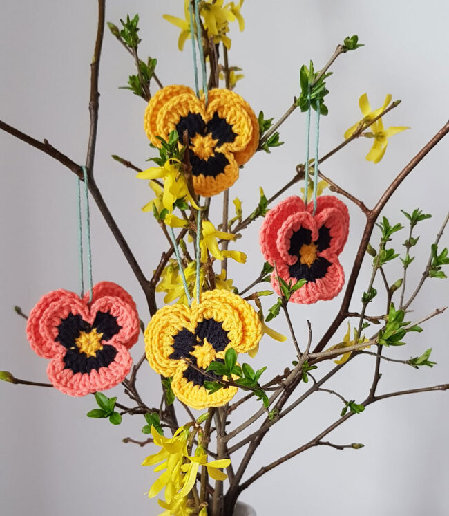 4st virkade penséer / violer till påskriset, påskpynt, blommor