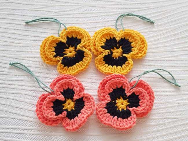 4st virkade penséer / violer till påskriset, påskpynt, blommor - Bild 2