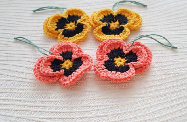 4st virkade penséer / violer till påskriset, påskpynt, blommor - Bild 5