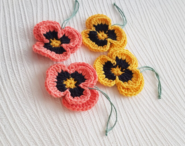 4st virkade penséer / violer till påskriset, påskpynt, blommor - Bild 3