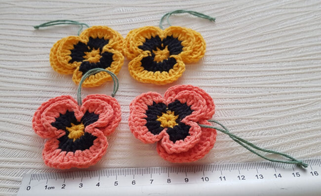 4st virkade penséer / violer till påskriset, påskpynt, blommor - Bild 4
