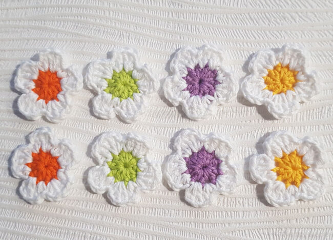 8st virkade blommor, ca 3,5 cm