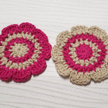 2 st virkade blommor, ca 6,5cm