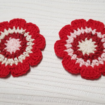 2 st virkade blommor, ca 6,5cm