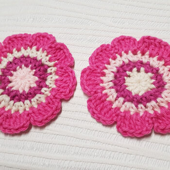 2 st virkade blommor, ca 6,5cm