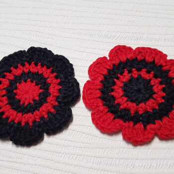 2 st virkade blommor, ca 6,5cm