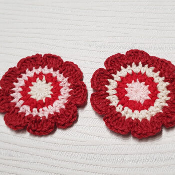 2 st virkade blommor, ca 6,5cm