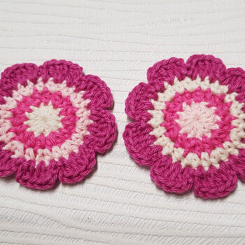 2 st virkade blommor, ca 6,5cm