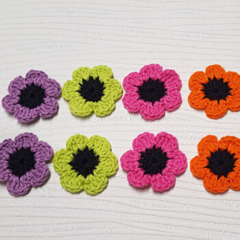 8st virkade blommor, ca 4 cm